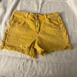 Zenana Acid Washed Frayed Cutoff Hem Shorts. Yellow Gold. Large (10-12)